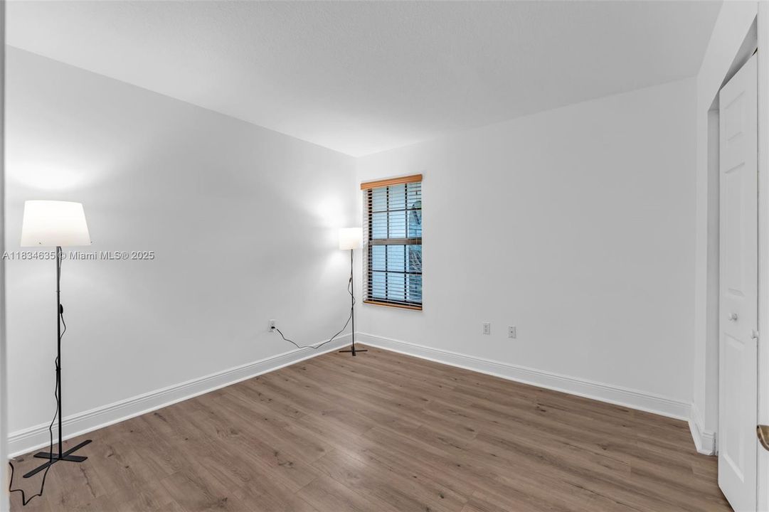 Recently Sold: $330,000 (2 beds, 1 baths, 887 Square Feet)