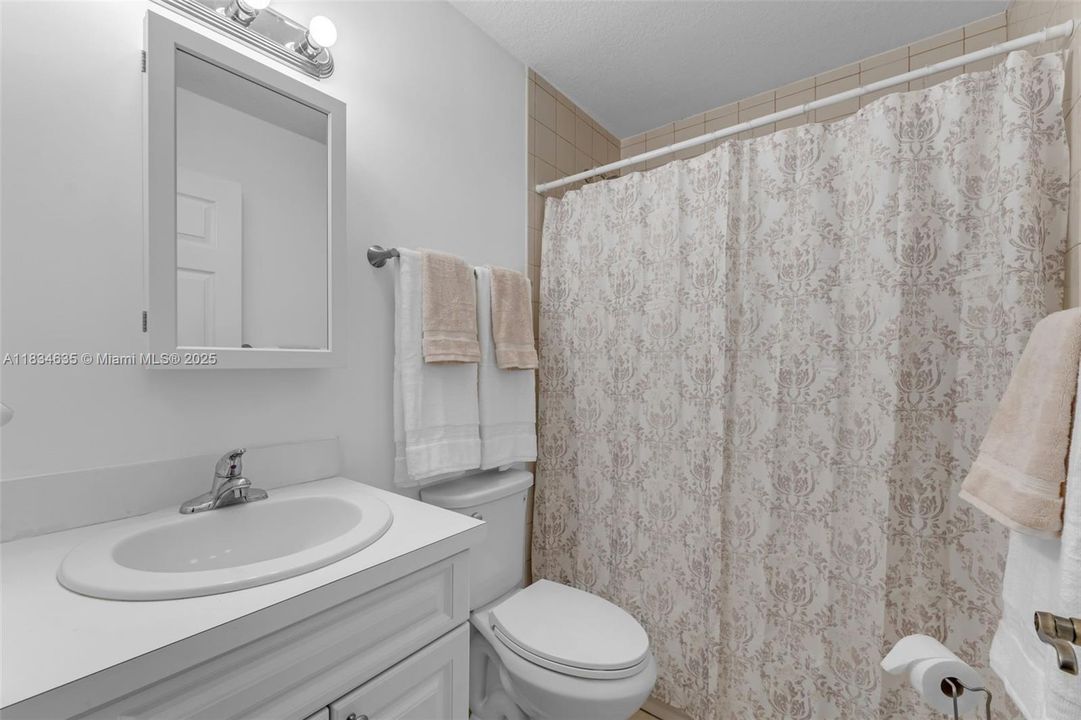 Recently Sold: $330,000 (2 beds, 1 baths, 887 Square Feet)