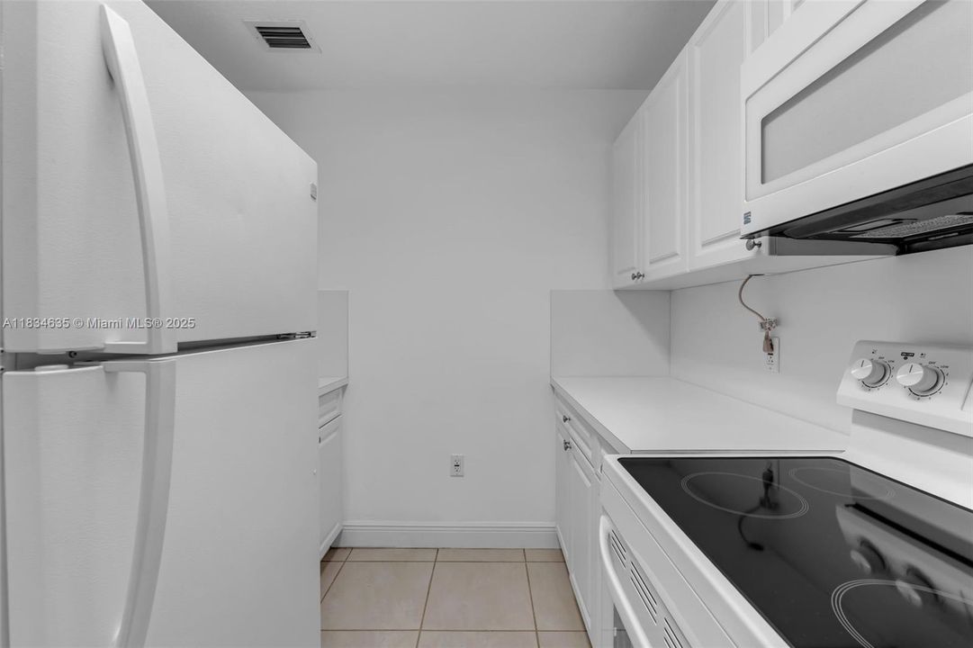 Recently Sold: $330,000 (2 beds, 1 baths, 887 Square Feet)