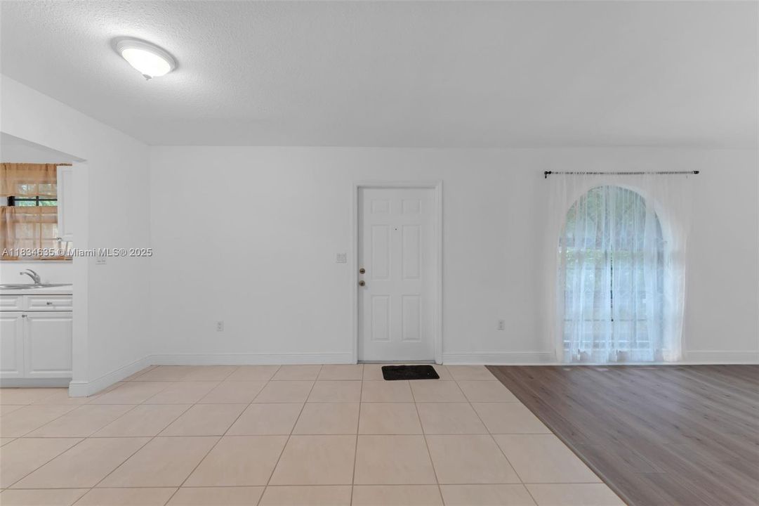 Recently Sold: $330,000 (2 beds, 1 baths, 887 Square Feet)