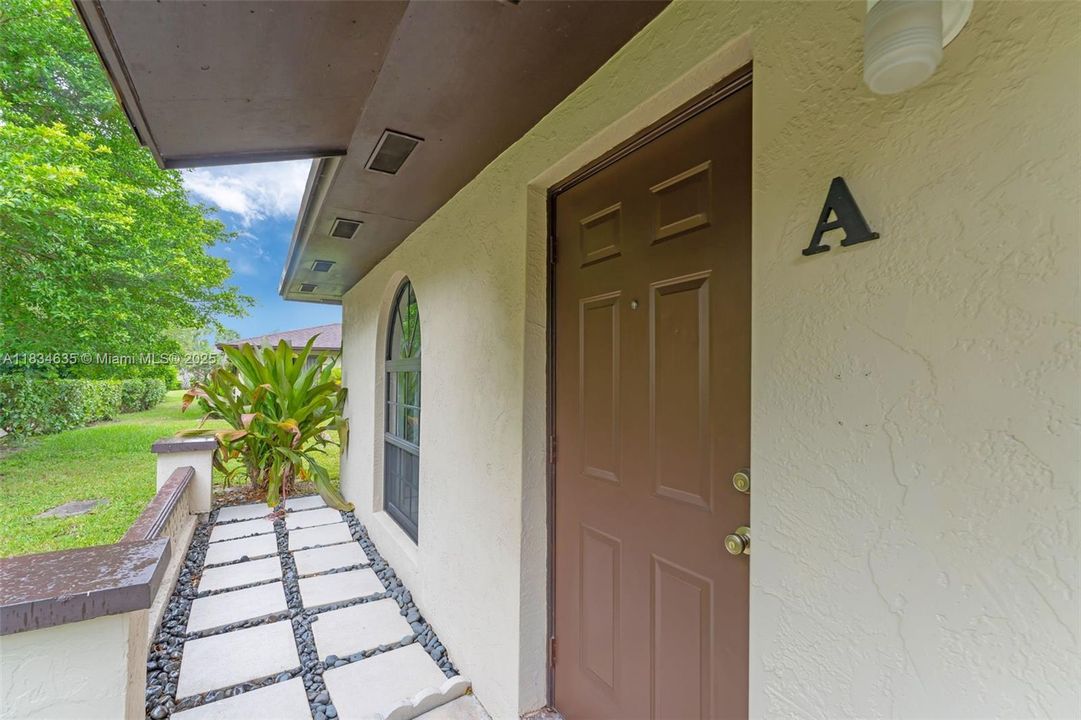 Recently Sold: $330,000 (2 beds, 1 baths, 887 Square Feet)