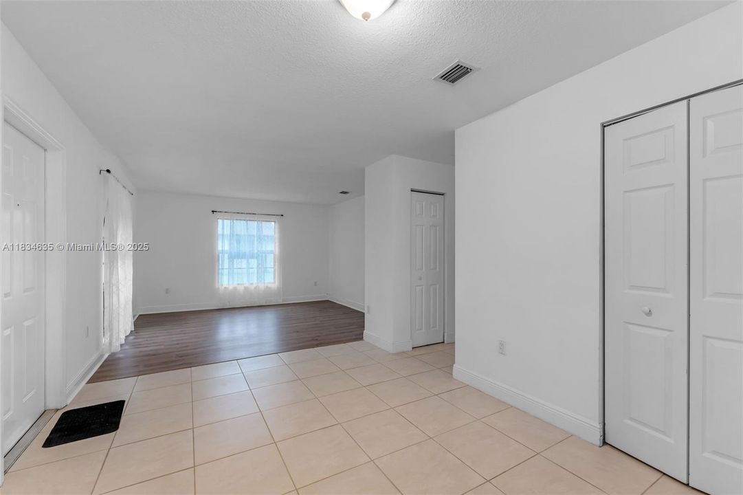 Recently Sold: $330,000 (2 beds, 1 baths, 887 Square Feet)