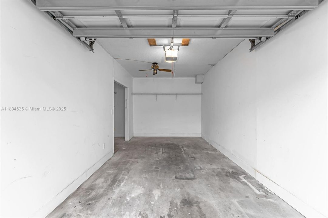 Recently Sold: $330,000 (2 beds, 1 baths, 887 Square Feet)