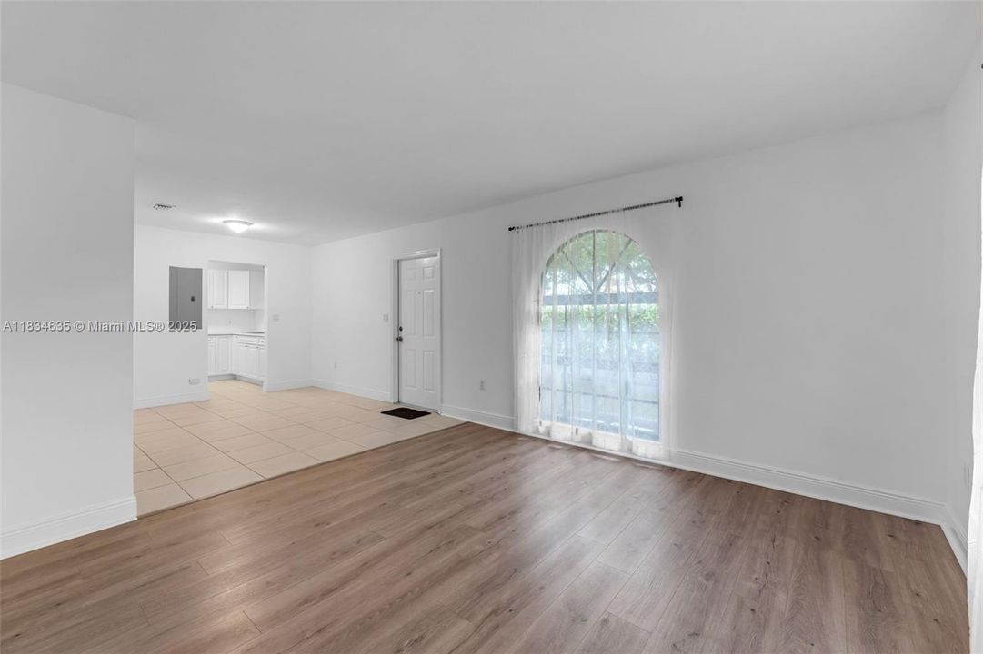 Recently Sold: $330,000 (2 beds, 1 baths, 887 Square Feet)