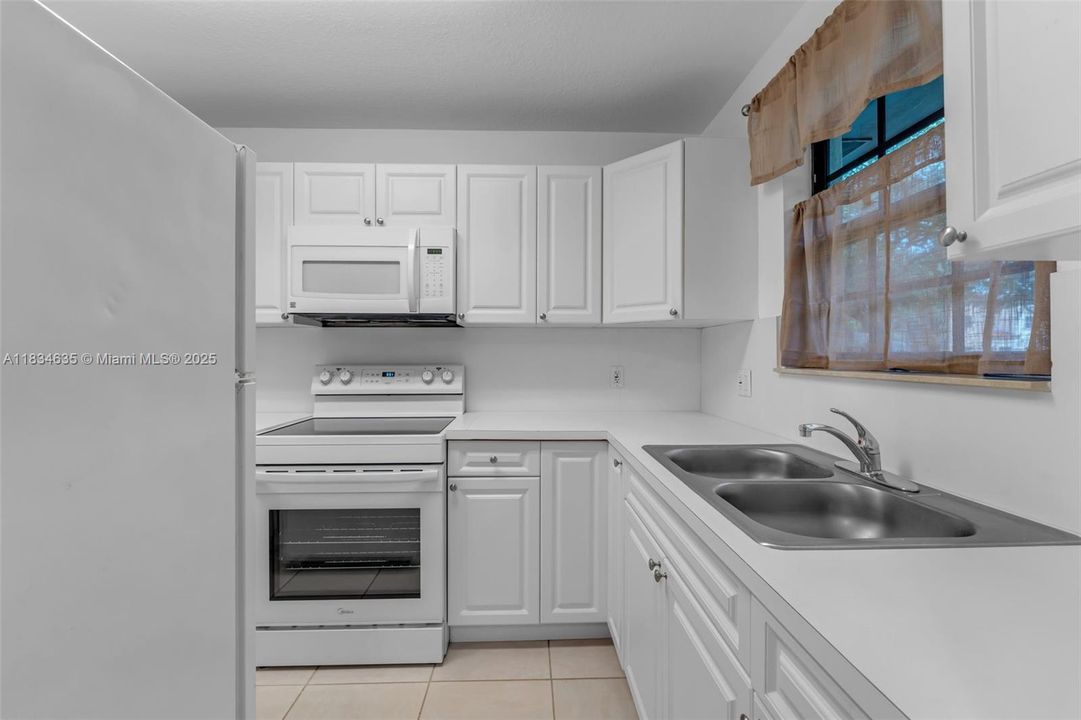 Recently Sold: $330,000 (2 beds, 1 baths, 887 Square Feet)