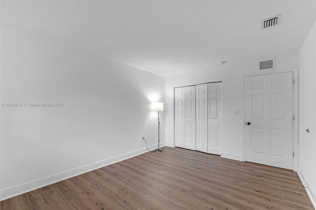 Recently Sold: $330,000 (2 beds, 1 baths, 887 Square Feet)