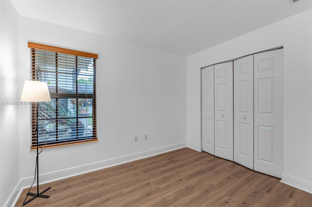 Recently Sold: $330,000 (2 beds, 1 baths, 887 Square Feet)