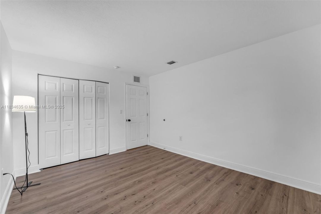 Recently Sold: $330,000 (2 beds, 1 baths, 887 Square Feet)