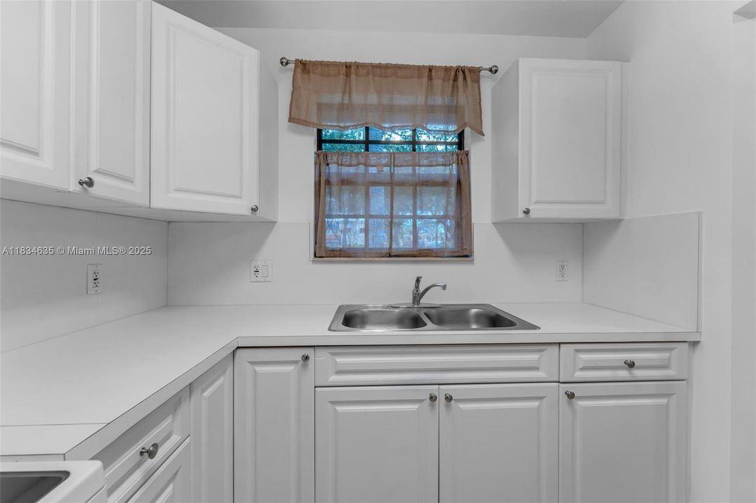 Recently Sold: $330,000 (2 beds, 1 baths, 887 Square Feet)