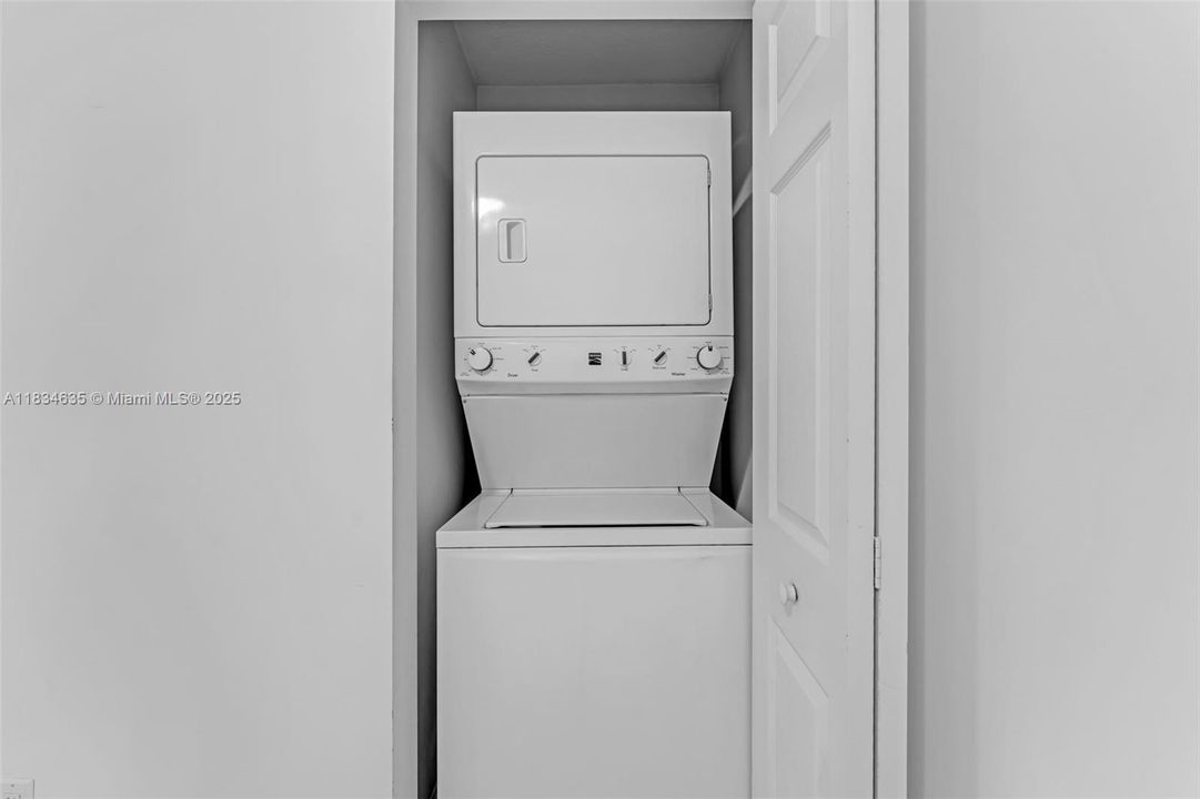 Recently Sold: $330,000 (2 beds, 1 baths, 887 Square Feet)