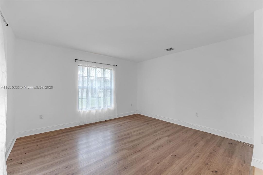 Recently Sold: $330,000 (2 beds, 1 baths, 887 Square Feet)