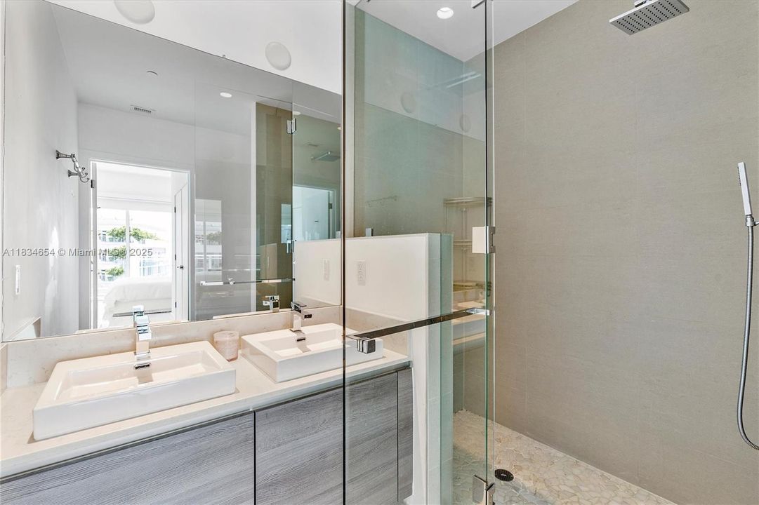 Vendido Recientemente: $935,000 (2 camas, 2 baños, 1134 Pies cuadrados)