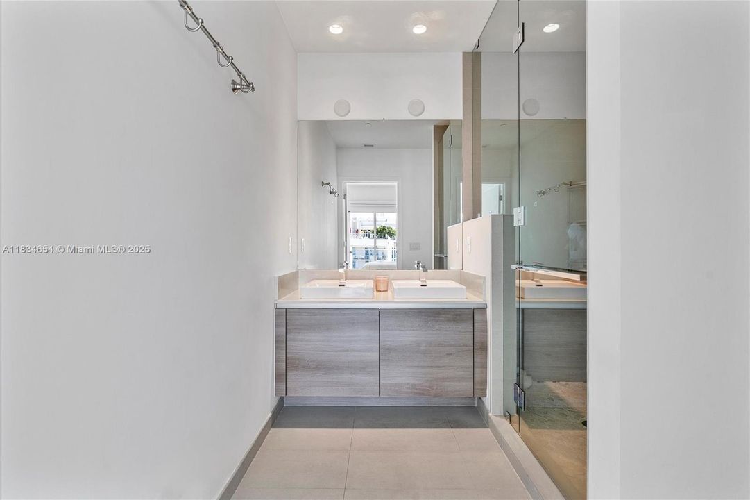 Vendido Recientemente: $935,000 (2 camas, 2 baños, 1134 Pies cuadrados)