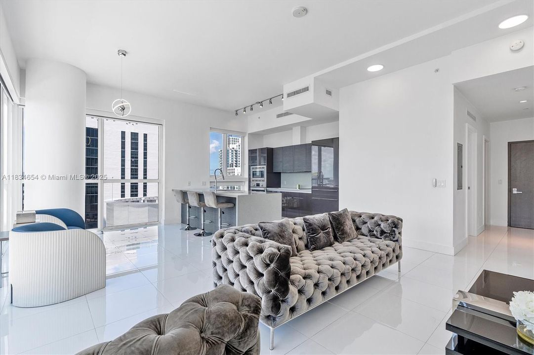 Vendido Recientemente: $935,000 (2 camas, 2 baños, 1134 Pies cuadrados)