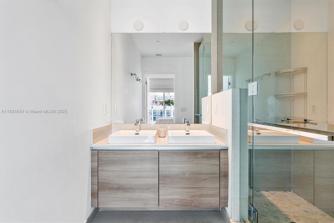 Vendido Recientemente: $935,000 (2 camas, 2 baños, 1134 Pies cuadrados)