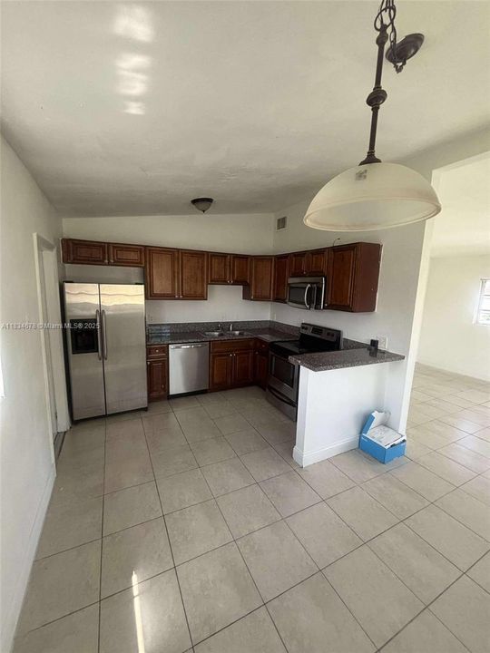 For Rent: $3,500 (5 beds, 3 baths, 1250 Square Feet)