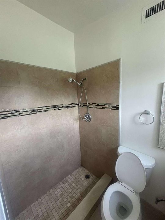 For Rent: $3,500 (5 beds, 3 baths, 1250 Square Feet)