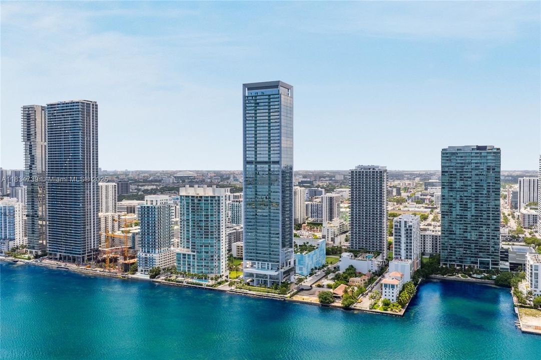 Vendido Recientemente: $4,795,000 (6 camas, 6 baños, 4345 Pies cuadrados)