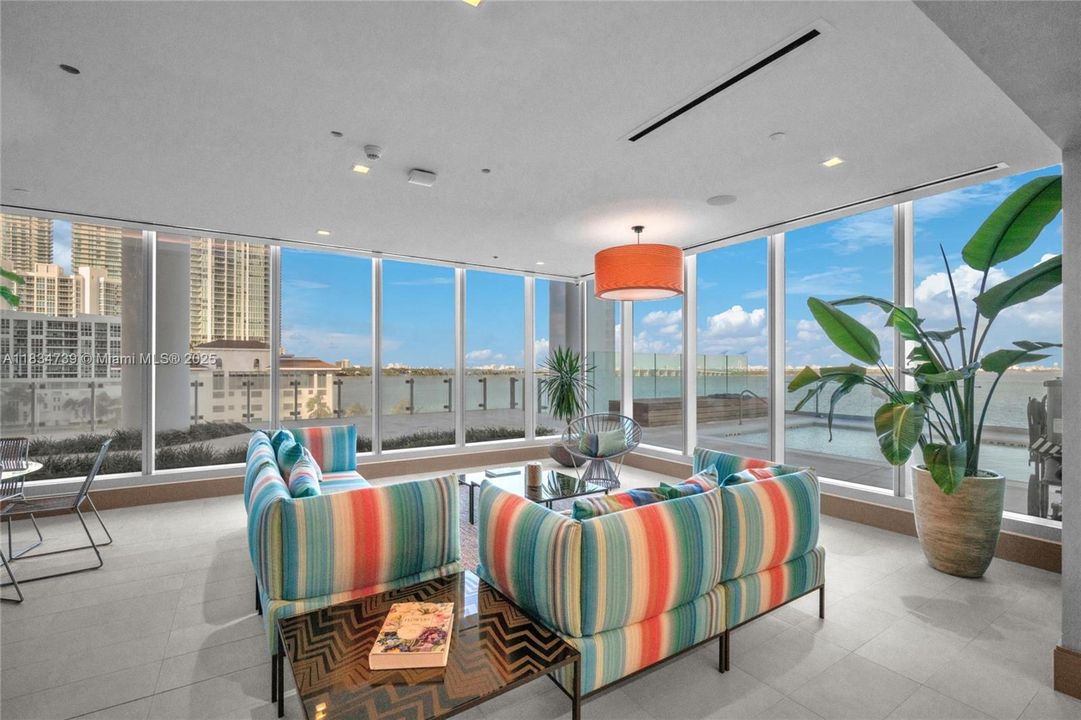 Vendido Recientemente: $4,795,000 (6 camas, 6 baños, 4345 Pies cuadrados)