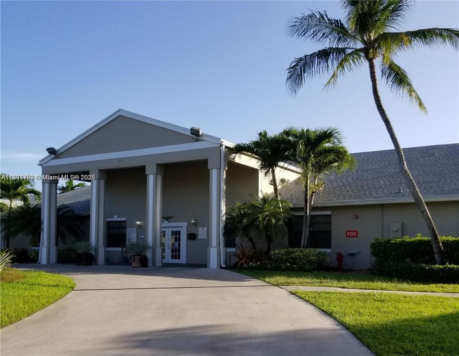 Active With Contract: $1,800 (2 beds, 1 baths, 863 Square Feet)