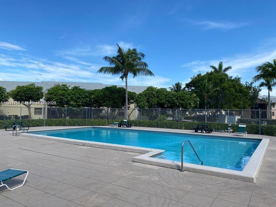 Active With Contract: $1,800 (2 beds, 1 baths, 863 Square Feet)