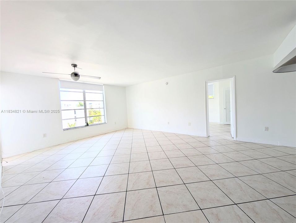 En Venta: $352,500 (2 camas, 2 baños, 1140 Pies cuadrados)