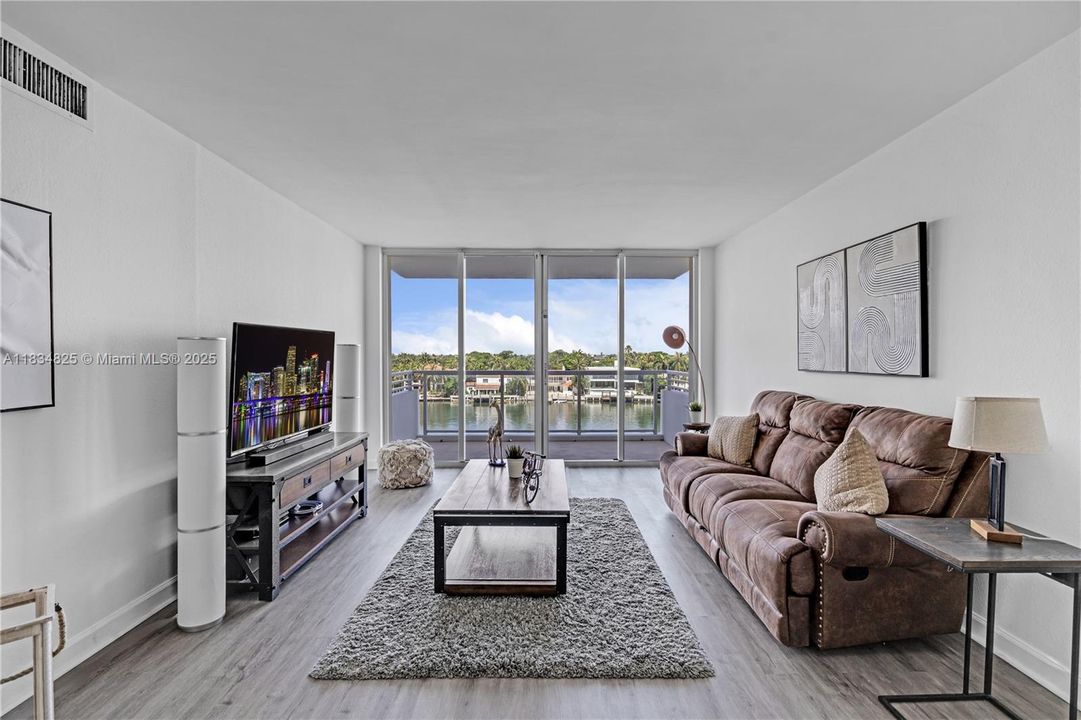 Recently Sold: $550,000 (2 beds, 2 baths, 1190 Square Feet)