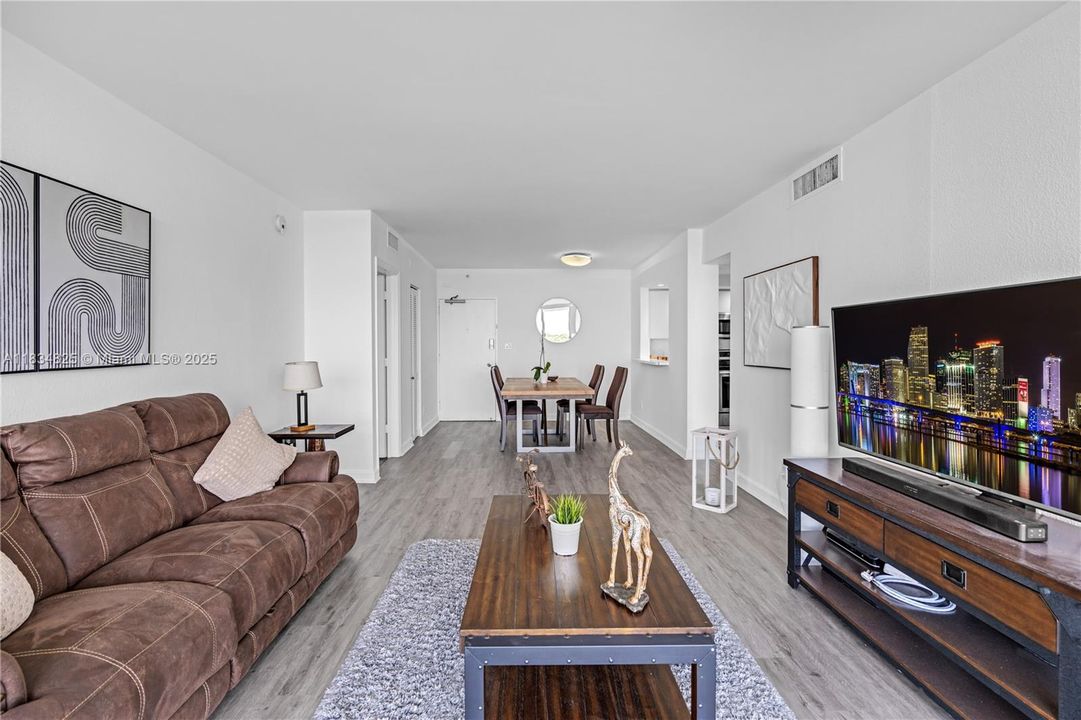 Recently Sold: $550,000 (2 beds, 2 baths, 1190 Square Feet)