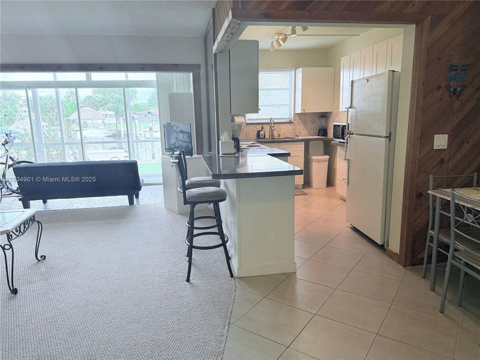 待售: $179,999 (1 贝兹, 1 浴室, 710 平方英尺)