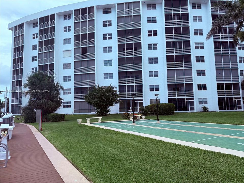 待售: $179,999 (1 贝兹, 1 浴室, 710 平方英尺)