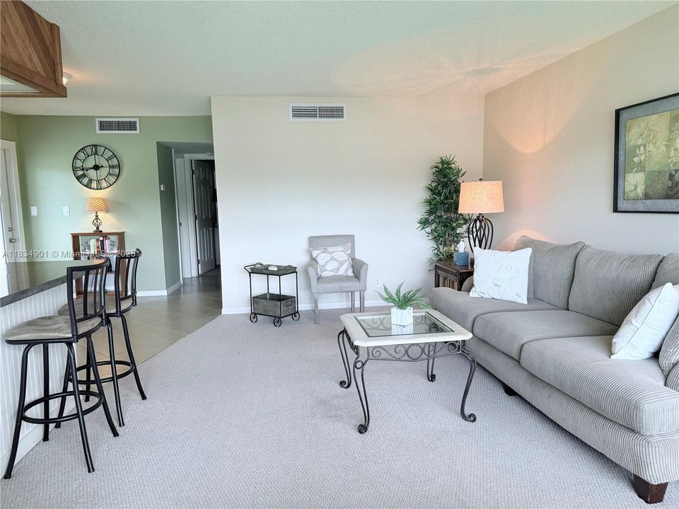 待售: $179,999 (1 贝兹, 1 浴室, 710 平方英尺)