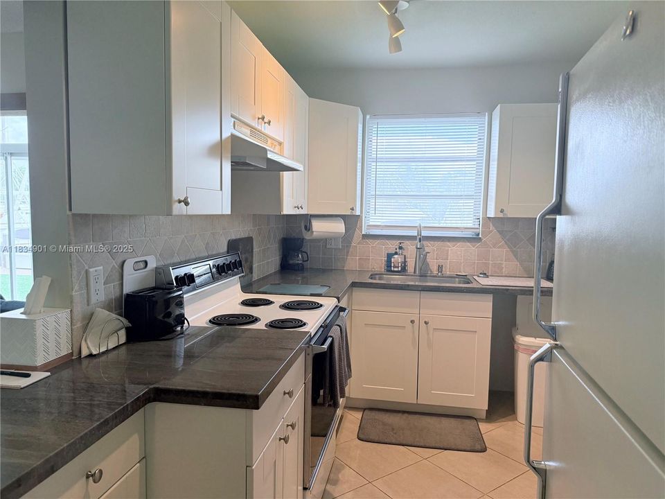 待售: $179,999 (1 贝兹, 1 浴室, 710 平方英尺)