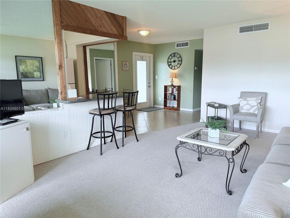 待售: $179,999 (1 贝兹, 1 浴室, 710 平方英尺)