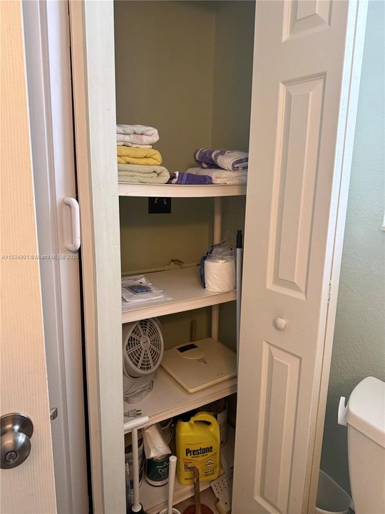 待售: $179,999 (1 贝兹, 1 浴室, 710 平方英尺)