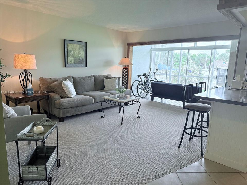 待售: $179,999 (1 贝兹, 1 浴室, 710 平方英尺)