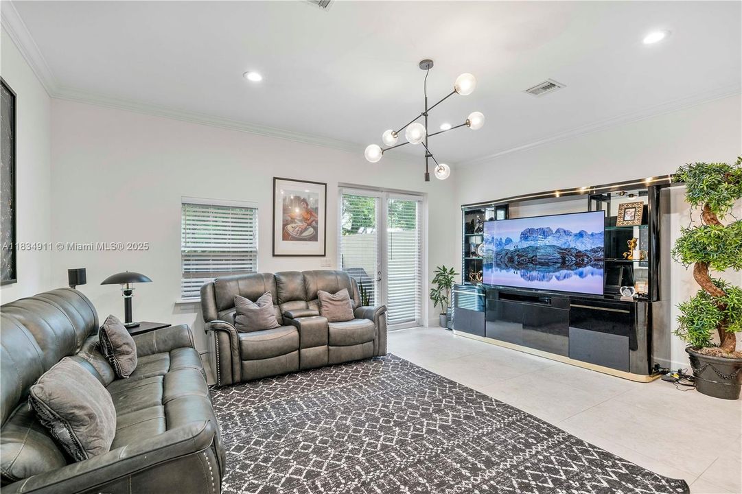 合同活跃: $814,900 (6 贝兹, 5 浴室, 3408 平方英尺)