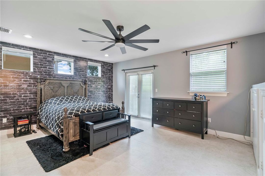 合同活跃: $814,900 (6 贝兹, 5 浴室, 3408 平方英尺)