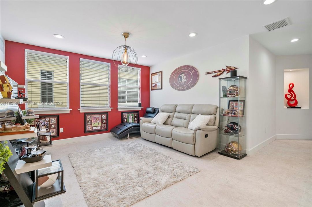 合同活跃: $814,900 (6 贝兹, 5 浴室, 3408 平方英尺)