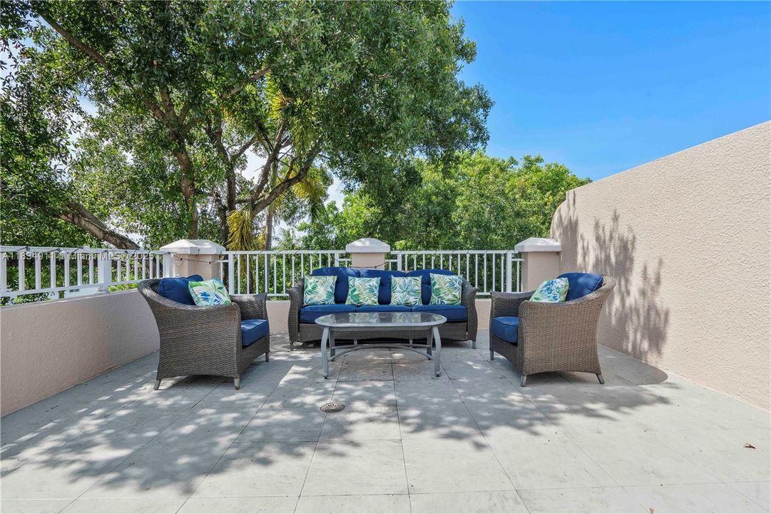 合同活跃: $814,900 (6 贝兹, 5 浴室, 3408 平方英尺)