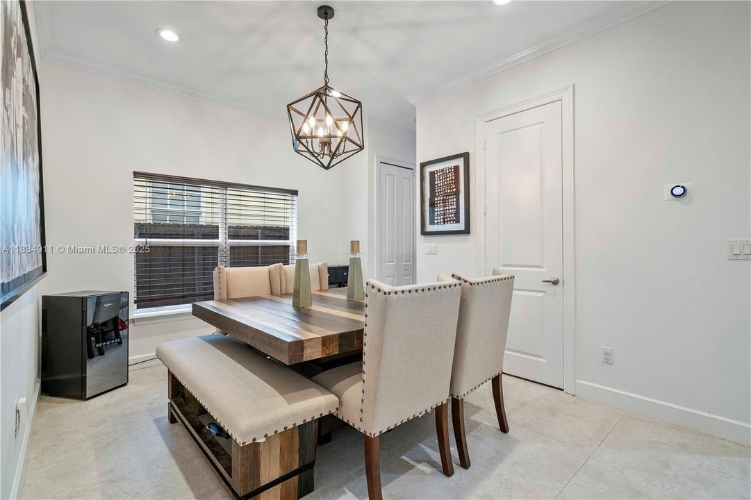 合同活跃: $814,900 (6 贝兹, 5 浴室, 3408 平方英尺)