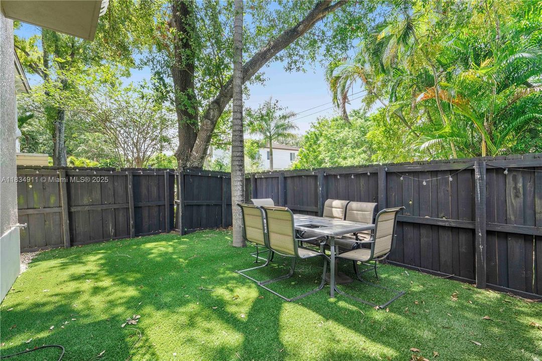 合同活跃: $814,900 (6 贝兹, 5 浴室, 3408 平方英尺)