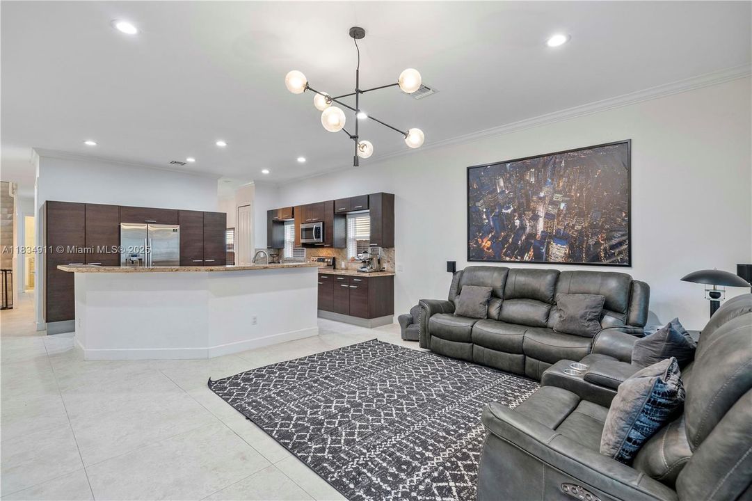 合同活跃: $814,900 (6 贝兹, 5 浴室, 3408 平方英尺)