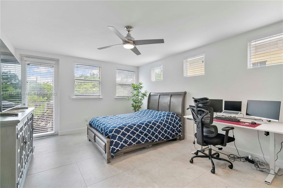 合同活跃: $814,900 (6 贝兹, 5 浴室, 3408 平方英尺)