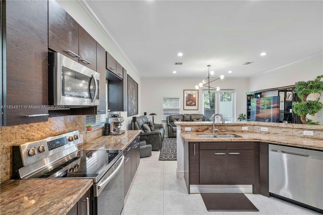 合同活跃: $814,900 (6 贝兹, 5 浴室, 3408 平方英尺)