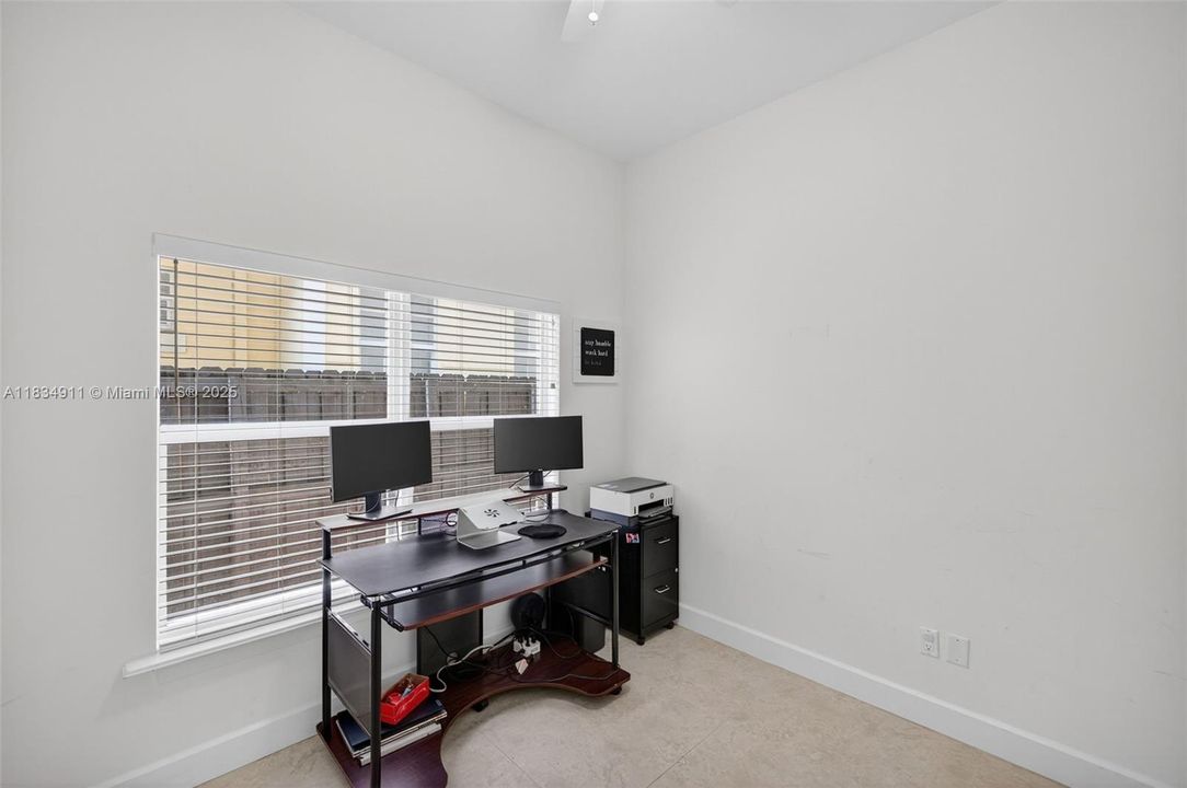 合同活跃: $814,900 (6 贝兹, 5 浴室, 3408 平方英尺)