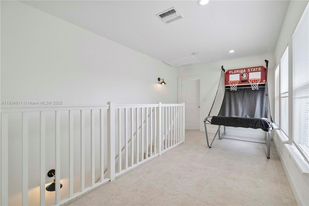 合同活跃: $814,900 (6 贝兹, 5 浴室, 3408 平方英尺)