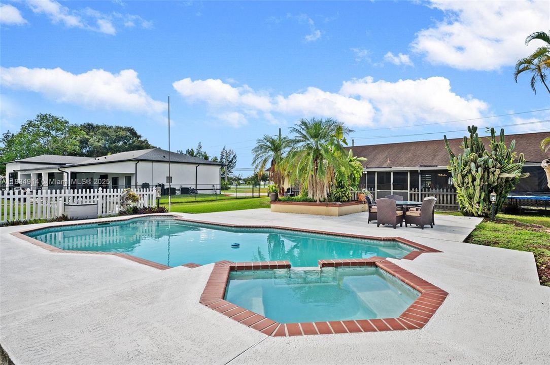 Activo con contrato: $875,000 (3 camas, 2 baños, 1894 Pies cuadrados)