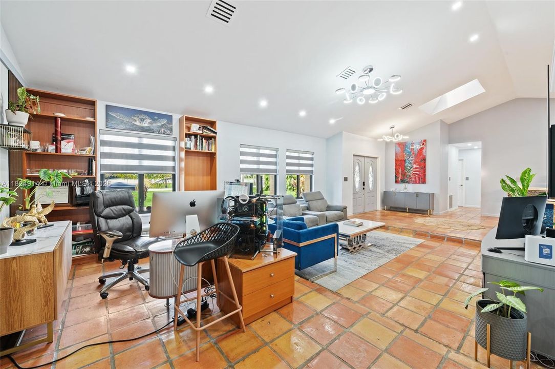 Activo con contrato: $875,000 (3 camas, 2 baños, 1894 Pies cuadrados)