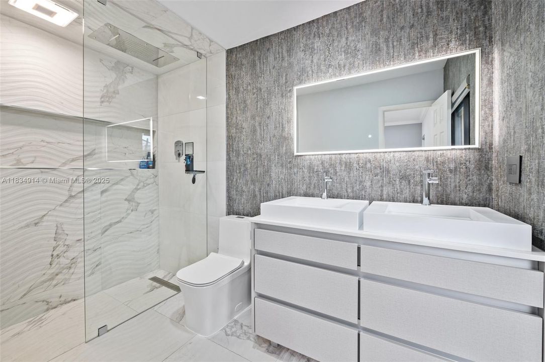 Activo con contrato: $875,000 (3 camas, 2 baños, 1894 Pies cuadrados)