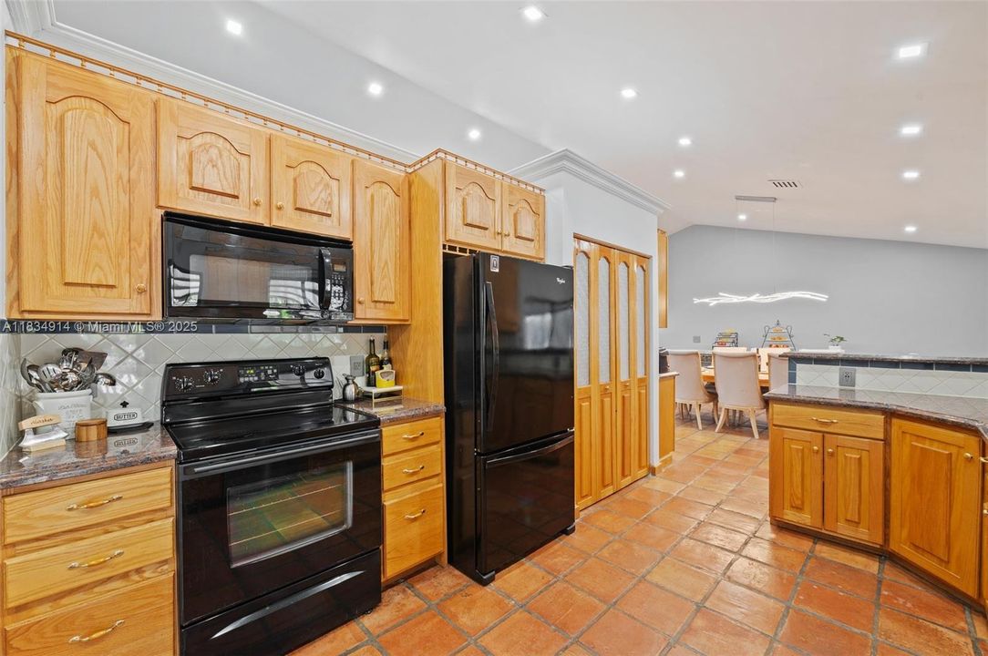 Activo con contrato: $875,000 (3 camas, 2 baños, 1894 Pies cuadrados)